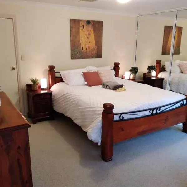 Across the road from the best Pub in Kalgoorlie!!!, hotel in Kalgoorlie