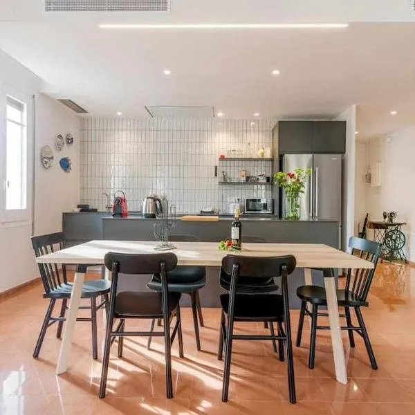 헤로나에 위치한 호텔 New top floor apt with a lot of light & air-con