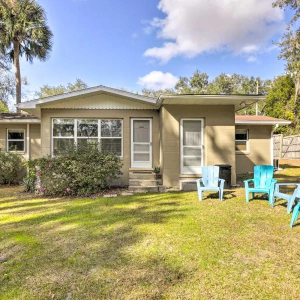 Less Than 1 Mi to Lake Weir Quiet Summerfield Getaway, hotel in Summerfield