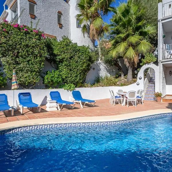 Villa Chimenea with pool and lovely garden, hotel en Nerja