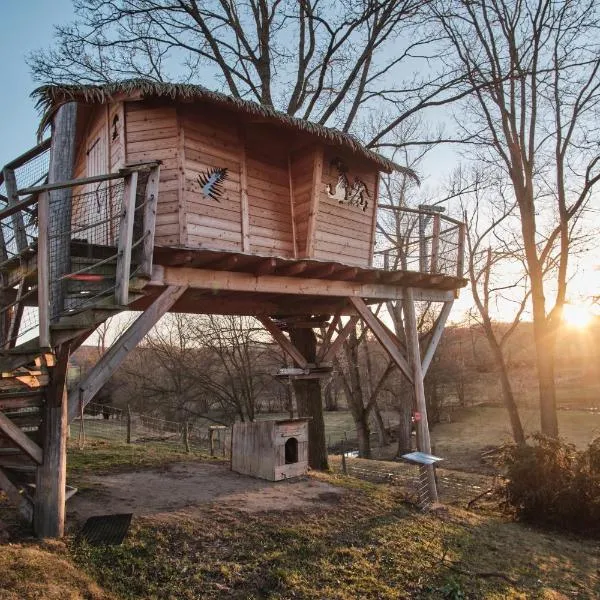 Treehouse Křemílek, hotel in Jesenice