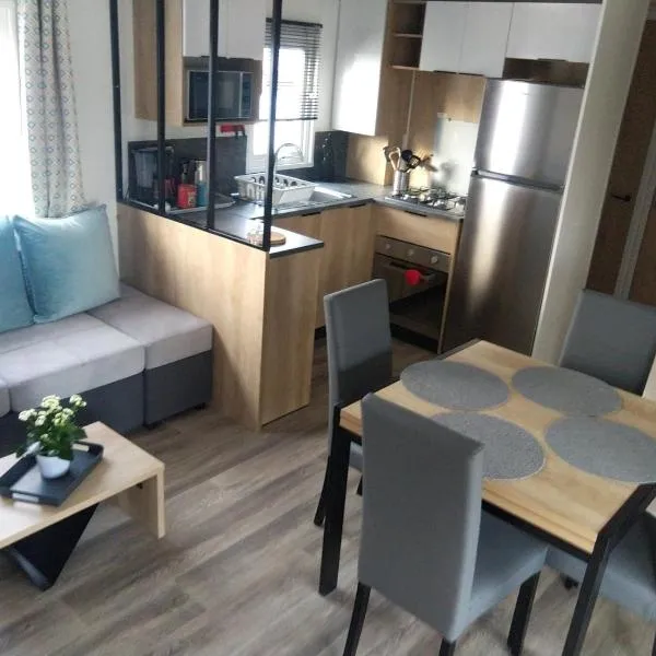 mobilhome 3 chambres, hotell i Litteau