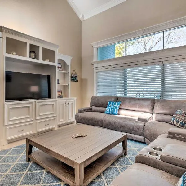 Idyllic Montgomery Condo with Pool and Lake View!, hotel v destinaci Montgomery