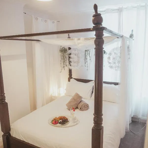 Immaculate luxury apartment 700 mtrs from the beach, hotel in Bournemouth