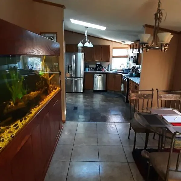 Private Pet Friendly Home Near Exotic Deer Farm Close to Pigeon Forge, Gatlinburg TN, hotel di Sevierville