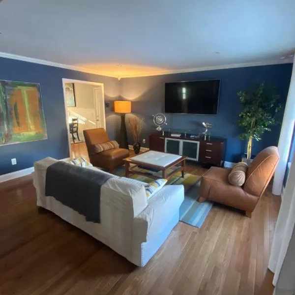 Here It Is! Cool Cape Cod-3 BR-2.5 Bath-12 Guests, hotel v destinaci Olathe
