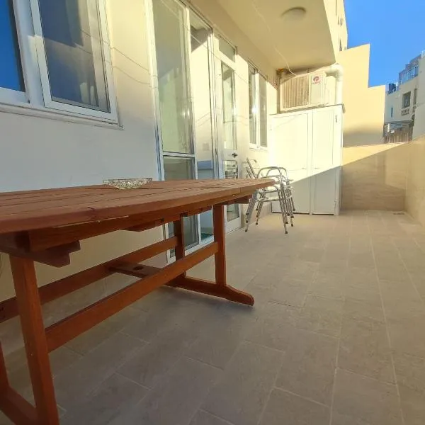One Bed Room Apartment with terrace, hotel in Marsaskala