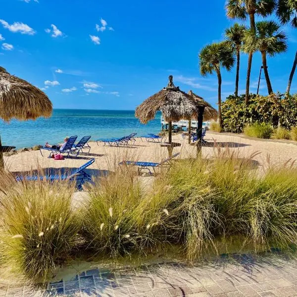 2 Bed Condo with Balcony Facing Pool and Sunsets!, hotel en Tampa