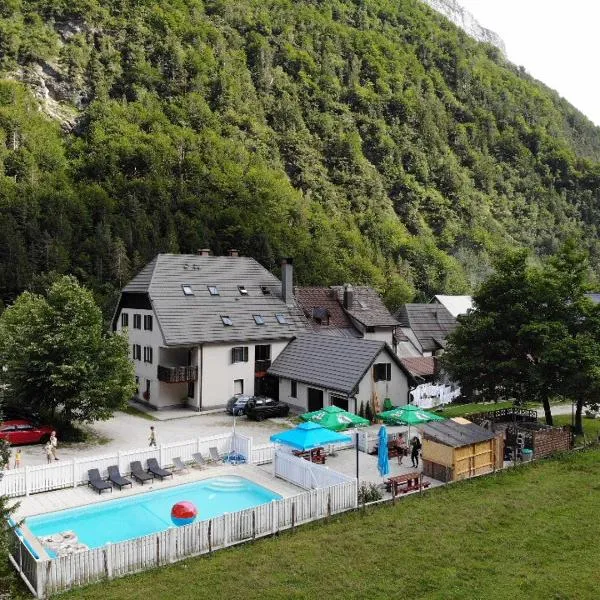 Encijan Apartments, hotel u gradu 'Log pod Mangartom'