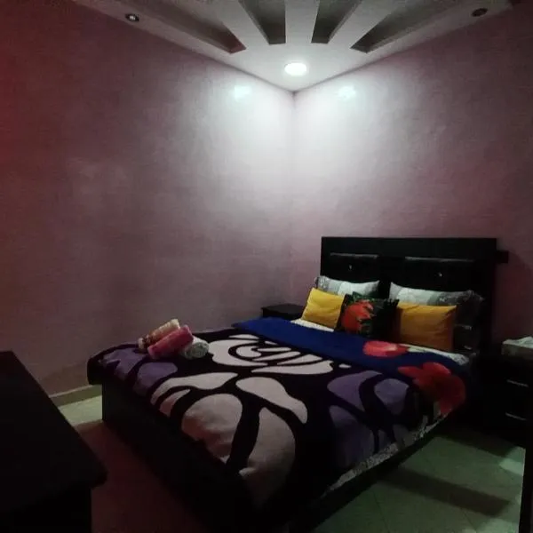 Chambre privé private room Aéroport Mohamed 5, hotel en Deroua