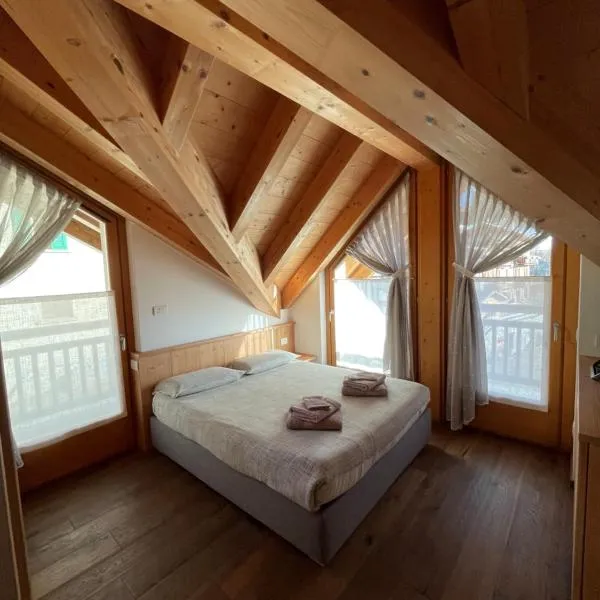 Mansarda Tresero- Residenza Vallecetta 2, hotel en Piatta