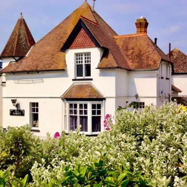 Light and airy central Lyme Regis Appartment with parking, hotel v destinaci Lyme Regis