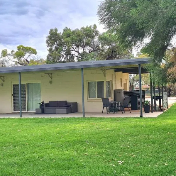 Riversands Rest Accommodation Paringa - River Box Cottage, hotel in Renmark