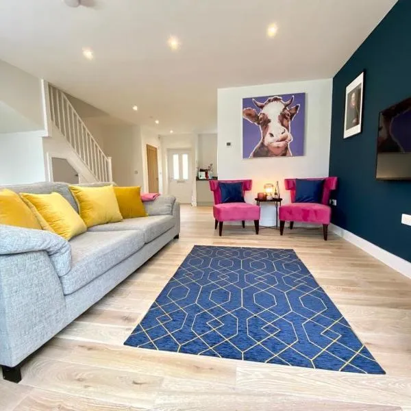 NEW Beautiful Large 3 bedroom House - 5 Minutes to the nearest Beach! - Great Location - Garden - Parking - Fast WiFi - Smart TV - Newly decorated - sleeps up to 7! Close to Poole & Bournemouth & Sandbanks, viešbutis mieste Lytchett Minster