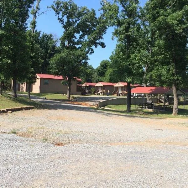 Anglers Hideaway Cabins, hotel em Mead