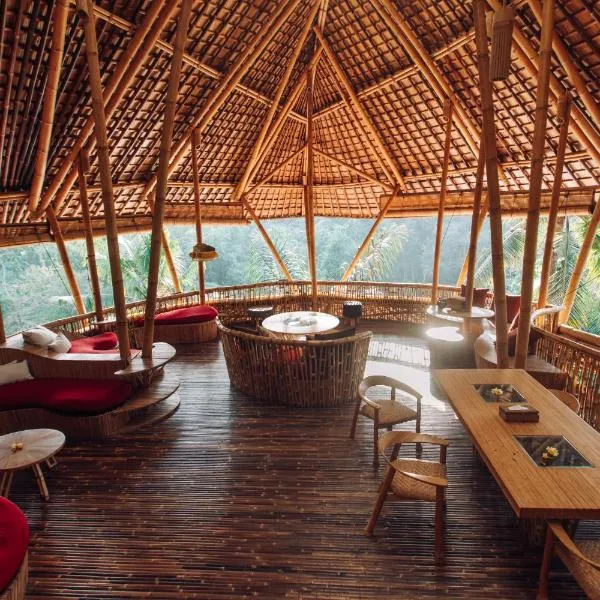 Temple House 3bds Eco Bamboo House Pool River View, hotel in Bringkit