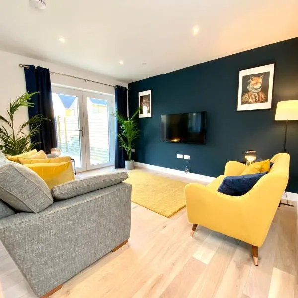Stunning NEW Large 3 bedroom House - 5 Minutes to the nearest Beach! - Great Location - Garden - Parking - Fast WiFi - Smart TV - Newly decorated - sleeps up to 7! Close to Poole & Bournemouth & Sandbanks, hotel di Lytchett Minster