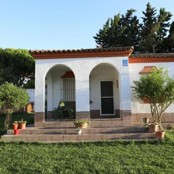 Chalet con piscina, amplio jardin y aire acondicionado, hotel a Chiclana de la Frontera