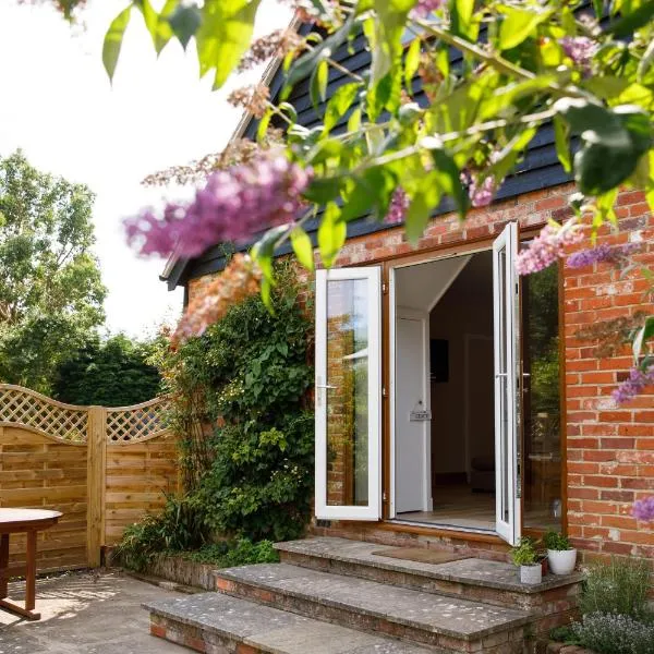 Escape to Orchard Croft Lodge a beautifully appointed dog friendly holiday home with flexible Super King or Twin beds offering the perfect stay for couples families or friends Close to West Wittering Beach Goodwood & Southend Barns، فندق في شيشستر