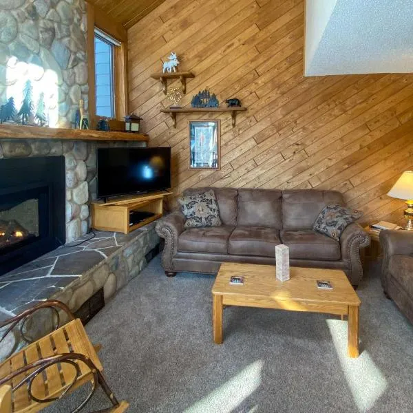 Lutsen Mountain Townhome - 2 Mi to Lake Superior!, hotel v destinaci Lutsen