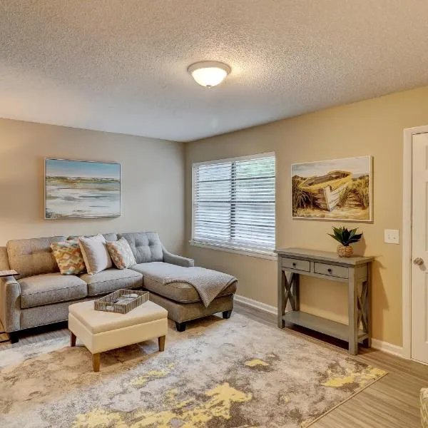 #111 Elaborate Condo Ideal Location 2BRM/2 Parking, hotel in Hilton Head Island