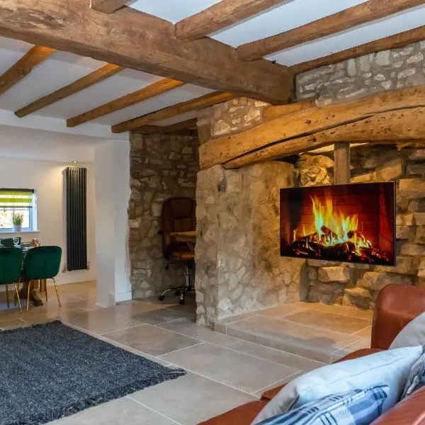 Gloucester-Beautiful 4 Bedroom Cottage-Sleeps 8-Free Parking-Fast Wi-Fi-9 Miles Cheltenham Races, hotell i Gloucester