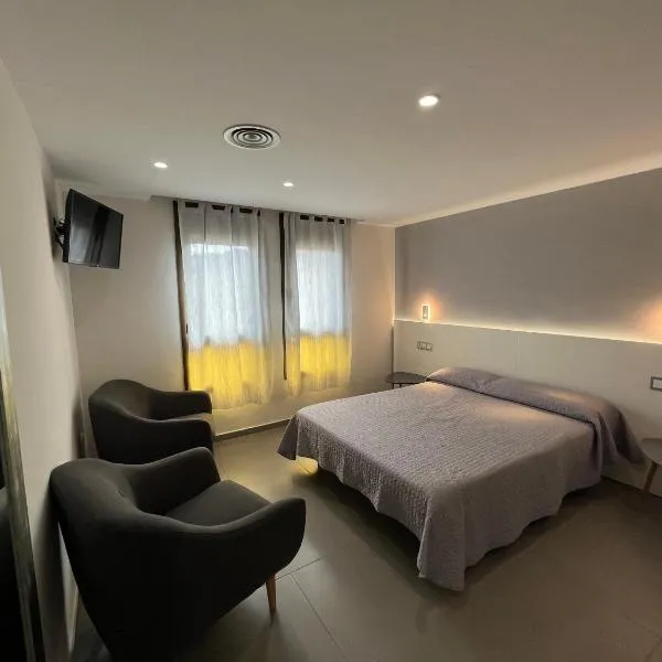 Hostal Tarrés, hotel v destinaci Anglés