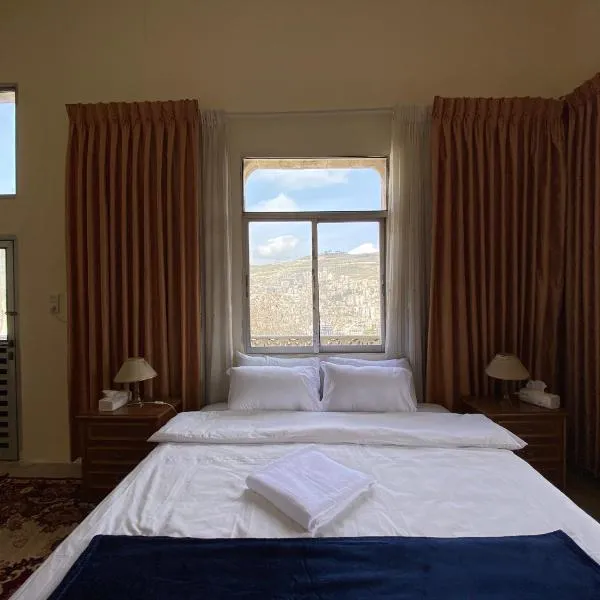 Hayat Guest House, hotel in Khirbat Bayt Amīn