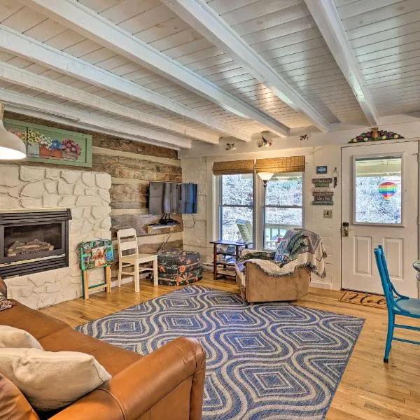 Riverfront Home with Fire Pit and Deck in Lansing, hotel v destinaci Lansing