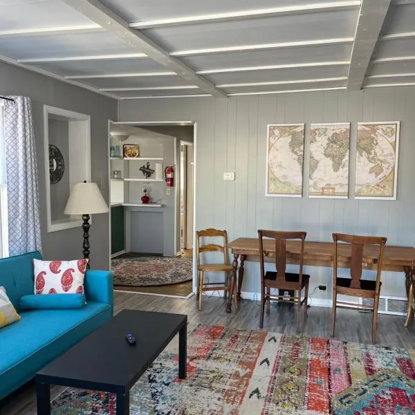 Rustic 2 Bedroom Boho Apartment, hotel v destinaci Laramie