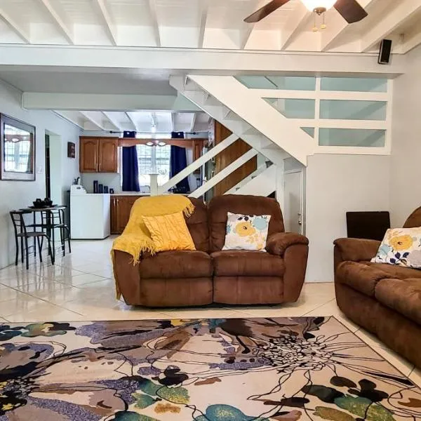 Cheerful 2 - Bedroom Townhouse with free parking in New Kingston, hotel v destinaci Kingston