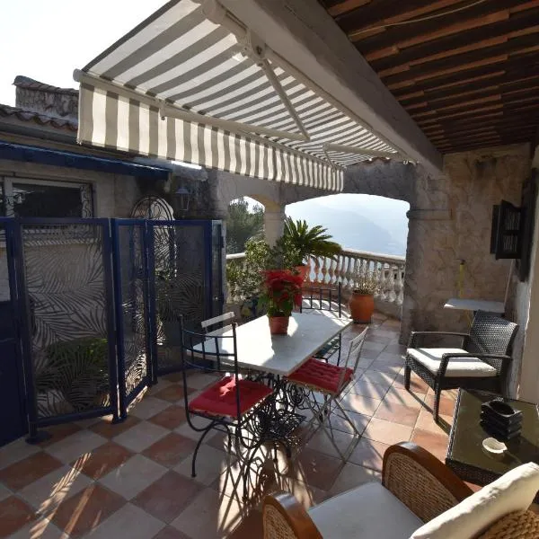Studio climatisé et sa terrasse privée en villa, מלון בלה טריניטה