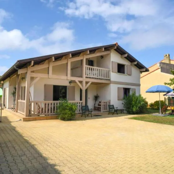 Villa avec piscine et jardin, Gujan-Mestras, hotel a Gujan-Mestras