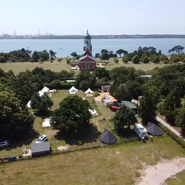 Bell Tent Glamping at Royal Victoria Country Park, hotel v destinaci Southampton