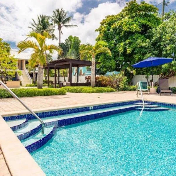Beach Living at Island Pine Villas BLAW, hotel in George Town