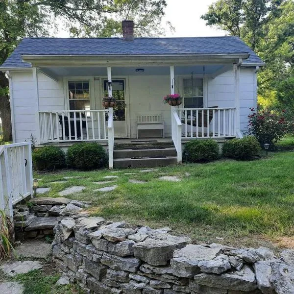 Charming Cottage on a City Farm!, hotel di Lexington