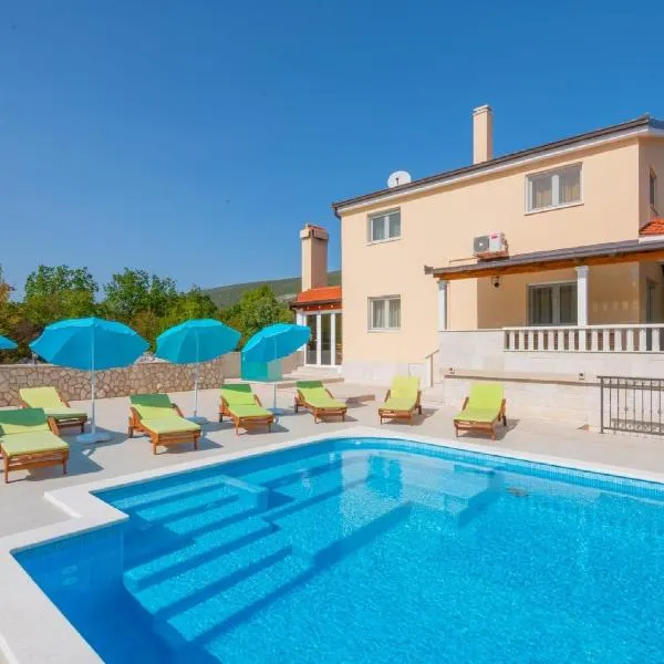 Villa Secret Beauty with Heated Saltwater Pool, hotel in Imotski