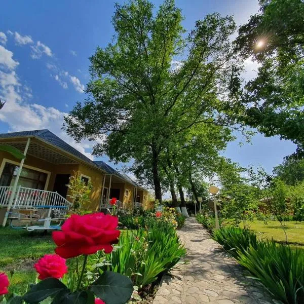 Zangazur hotel & cottages, hotel in Uçgün