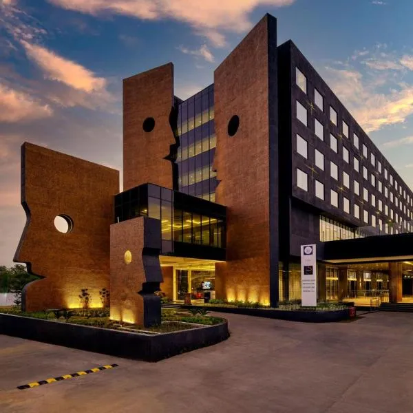 Essentia Luxury Hotel Indore، فندق في Simrol