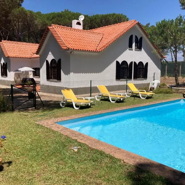 Moradia no Pinhal com Piscina - Espaço e Privacidade para as suas Férias!, מלון בסינטרה