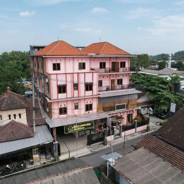 Homestay Kampung Inggris SYARIAH, hotel di Ngoro