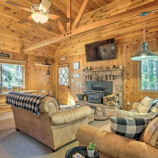 3 Mi to Big Trees State Park Cabin with Scenic Deck, hotel v destinaci Arnold