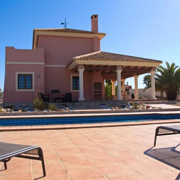 Villa Flo - very large, cheerful villa with private pool and garden, hotel in Albox