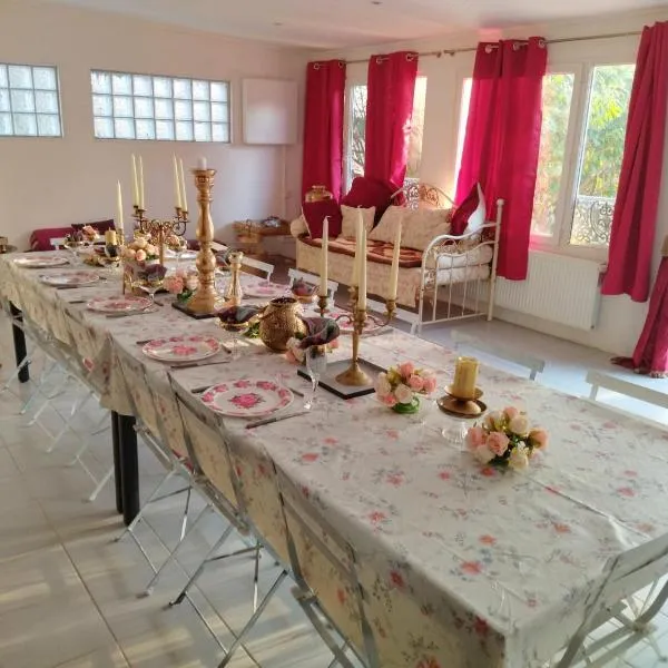 Jetset Parisian Holiday Home, hotel en Cesson