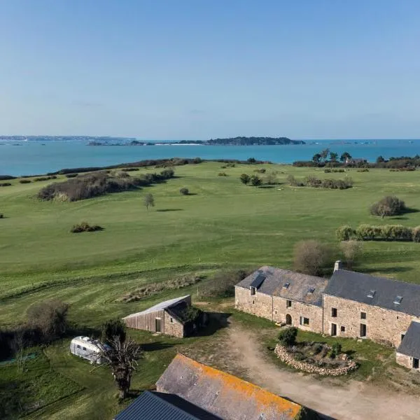 La Ferme du golf, gîte atypique et artistique, hotel in Lancieux