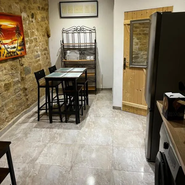APPARTEMENT CAROMB proche Mont VENTOUX avec clim – hotel w mieście Caromb