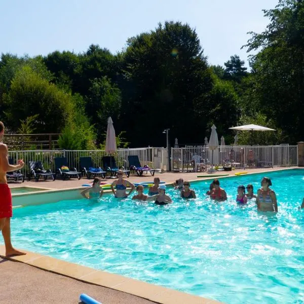 Mobil Home XXL 4 chambres - Camping Le Coiroux, hotel em Aubazines