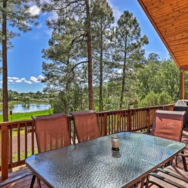 Serene Lakeside Cabin w/ Decks + Edler Lake Views!, khách sạn ở Pinetop-Lakeside