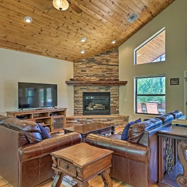 Serene Lakeside Cabin with Decks and Edler Lake Views!, hotel in Pinetop-Lakeside