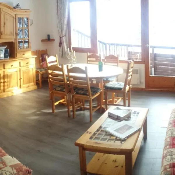 Appartement en résidence skis aux pieds avec sauna, hotel in Courchevel